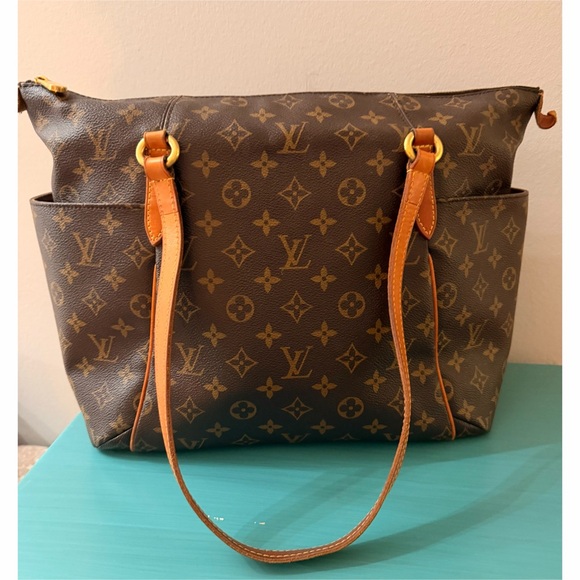 Louis Vuitton Handbags - EXCELLENT Condition Louis Vuitton Monogram Totally MM